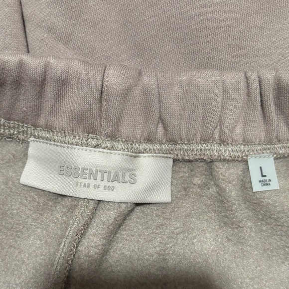Fear of God Essentials Desert Taupe Shorts Sweatshorts L Large NEW NWT - Picture 2 of 5